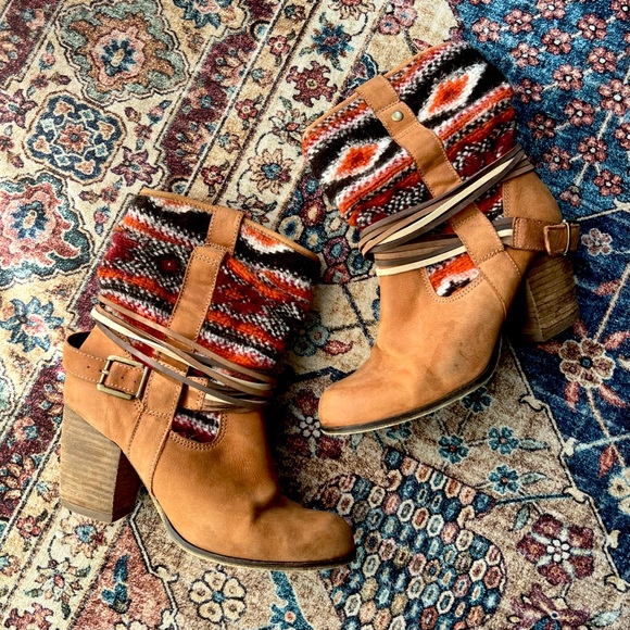 Steve Madden Shoes - Lightly worn 2010s Steve Madden Aztec wool leather heeled booties, size 7.5